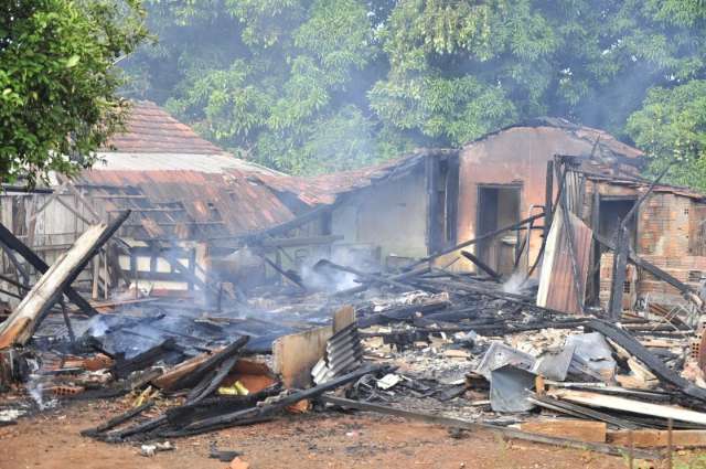 Casa de madeira &eacute; destru&iacute;da pelo fogo e dono fica s&oacute; com a roupa do corpo