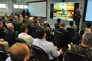 Oficial do Exército faz apresentação do sistema de monitoramento da fronteira, ativado hoje em Dourados (Foto: Eliel Oliveira)