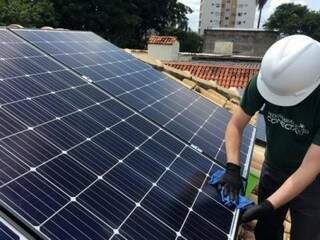 Instalação de placas fotovoltaicas. (Foto: Divulgação/Senai)