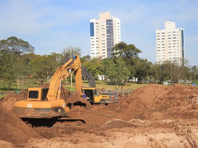Com lago seco, frequentadores se surpreendem com quantidade de terra