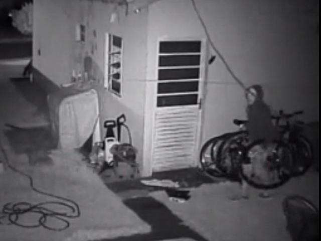 C&acirc;meras flagram rapaz invadindo condom&iacute;nio e furtando rodas de bicicleta
