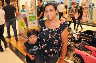 Geisa Arruda e seu filho durante passeio em shopping da Capital. &quot;Educar é muito difícil&quot;. (Foto: Paulo Francis)