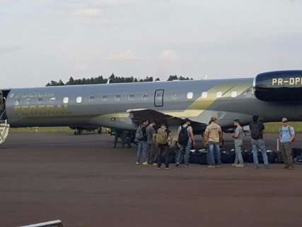 Militares da Força Nacional chegam em avião da PF para atuar em Caarapó