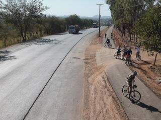 Estrada que dá acesso a Bonito, santuário ecológico de Mato Grosso do Sul, está sendo restaurada. 