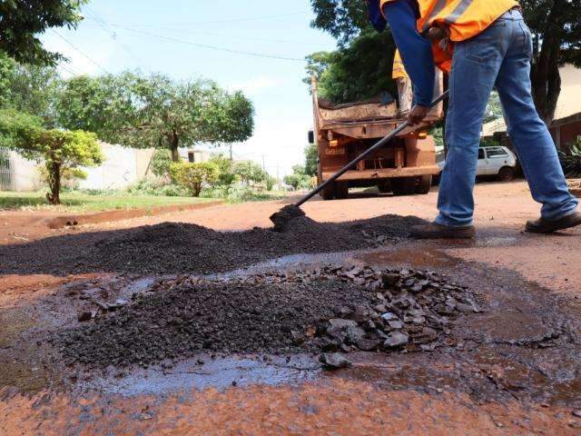 Vereador quer vender terrenos p&uacute;blicos para tapar buracos das ruas