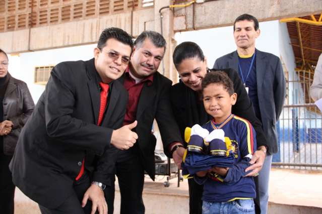 Prefeito entrega uniformes e assina repasse de R$ 750 mil para Santa Casa