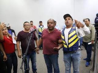 Taxista Fernando Augusto (meio) ferido durante a confusão na audiência para debater a regulamentação dos aplicativos de transporte na Câmara (Foto: Paulo Francis)