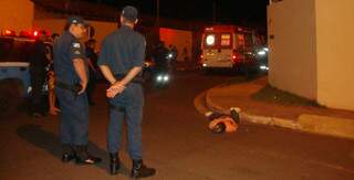 Assaltante caiu morto no meio da rua; outro morreu dentro da casa e um terceiro fugiu (Foto: Marta Ferreira)