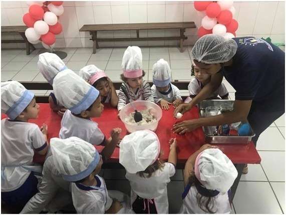 Com nutricionista, pediatra e col&ocirc;nia de f&eacute;rias, Escola n&atilde;o fecha o ano todo
