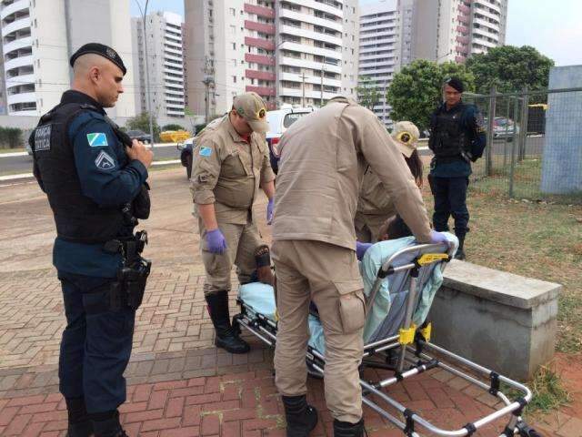 V&iacute;tima de assalto &eacute; socorrida com suspeita de fratura ap&oacute;s &quot;mata-le&atilde;o&quot;
