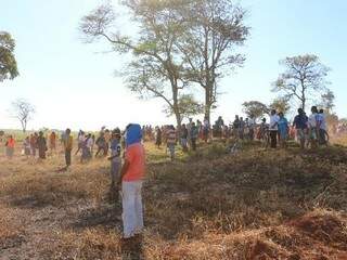 Índios na fazenda onde ocorreu o ataque, em junho (Foto: Helio de Freitas)