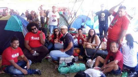 Caravana de MS acampa perto de estádio para acompanhar julgamento de Lula