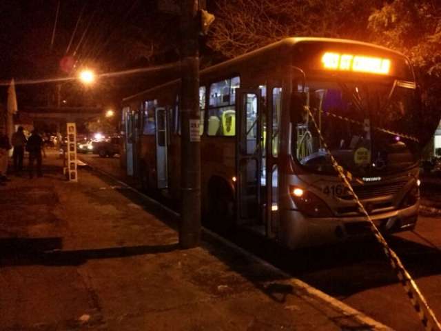 &Ocirc;nibus atropela e mata passageira que ficou pendurada na porta