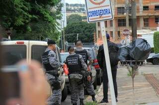 Movimentação de policiais militares do Batalhão de Choque em frente a corregedoria da PM nesta tarde (Foto: Marina Pacheco)