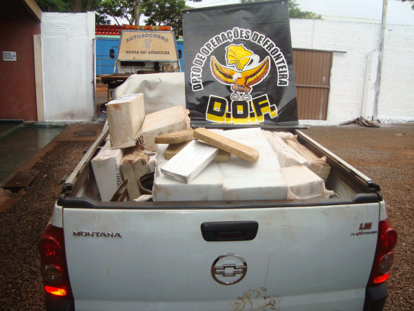  Pol&iacute;cia troca tiros com traficantes e apreende meia tonelada de maconha 