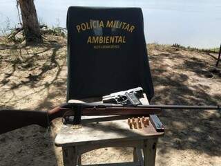 Armas apreendidas durante operação à margem do Rio Paraguai. (Foto: Divulgação)