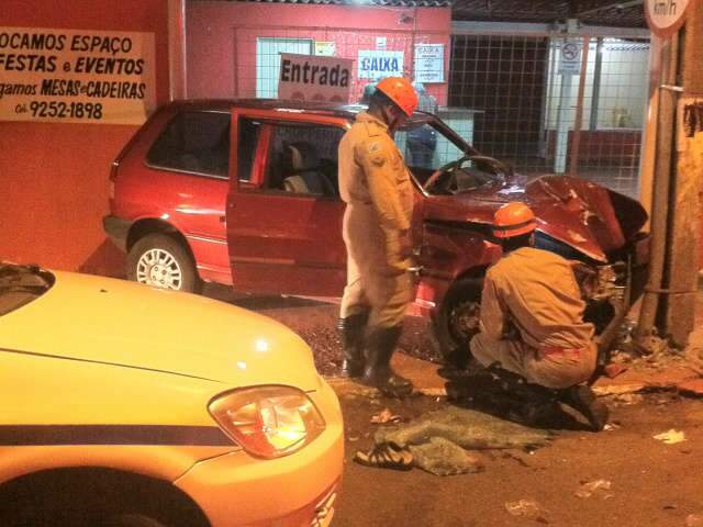 Motorista invade cal&ccedil;ada e atropela 5 pessoas que saiam de lanchonete