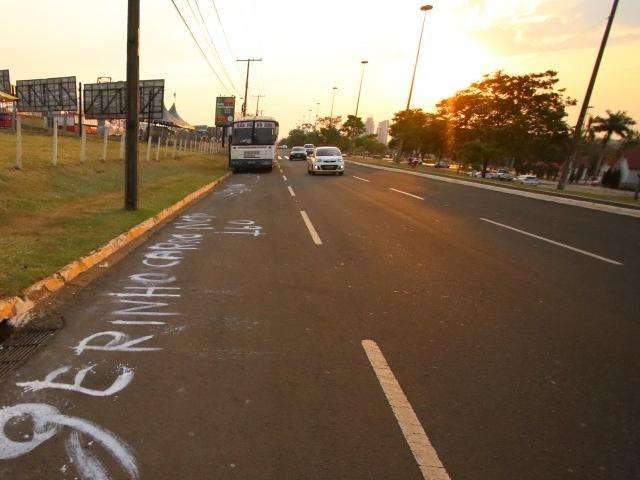 &Agrave; frente de circo, estacionamento marca vagas na Afonso Pena