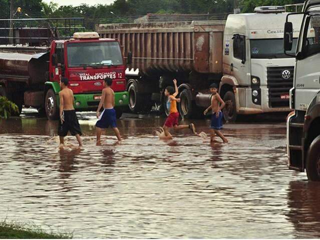  Em 1 hora, chuva causa alagamentos em bairros de Corumb&aacute;