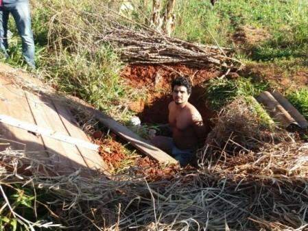 Suspeito de matar a ex-mulher &eacute; encontrado vivendo dentro de buraco