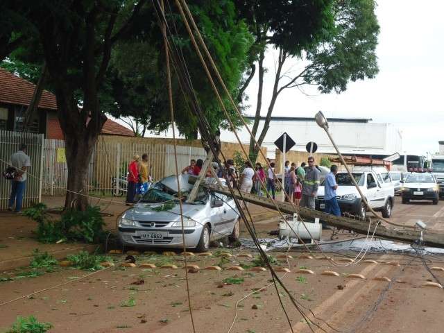 Carro fica destru&iacute;do ao ser atingido por poste em Dourados 
