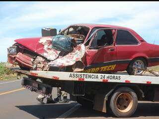 Carro teve parte da frente destruída. (Foto:Simão Nogueira)