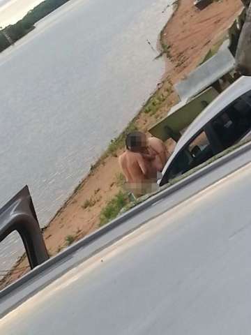 Tr&ecirc;s pessoas s&atilde;o flagradas fazendo sexo e consumindo drogas em margem de rio