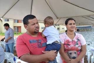 Família do atendente Luiz Ricardo comemora troca do aluguel por casa própria (Foto: Simão Nogueira)