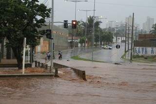 Pontos como a Avenida Ernesto Geisel são alvos de enchente em época de chuva. (Foto: Gerson Walber)