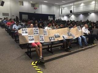 Estudantes protestaram na Câmara Municipal (Foto: Fernanda Palheta)