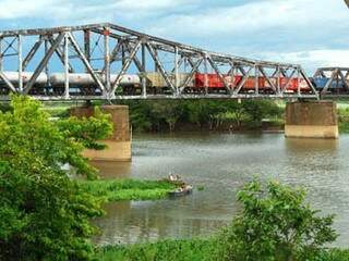 A ponte será próxima a ponte ferroviária, no Rio Paraná (Foto: Danilo Fiuza/Jornal do Povo de Três Lagoas)