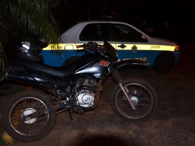 Ladr&otilde;es roubam R$ 15 mil de posto, mas deixam moto e fogem a p&eacute;