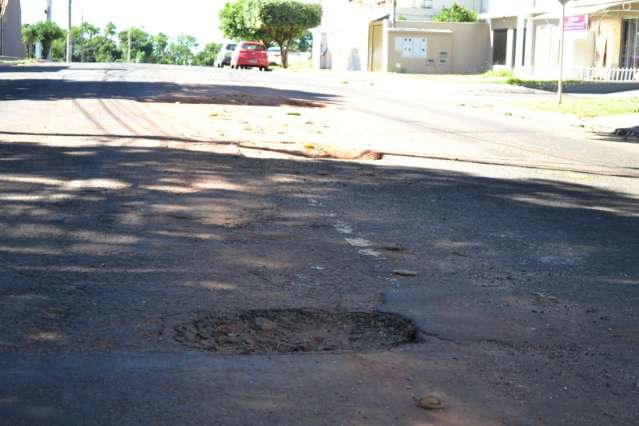 Em ritmo de tartaruga, tapa-buracos vira &lsquo;lenda urbana&rsquo; nos bairros