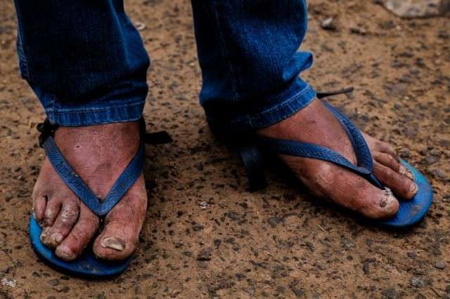 Para cobrir os p&eacute;s de moradores de rua, campanha arrecada meias neste inverno