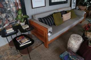 Na varanda, o sofá custa de R$ 21.800,00, o preço do item com detalhes em madeira sai por R$ 15.260,00 com desconto especial (Foto: Marcos Ermínio)