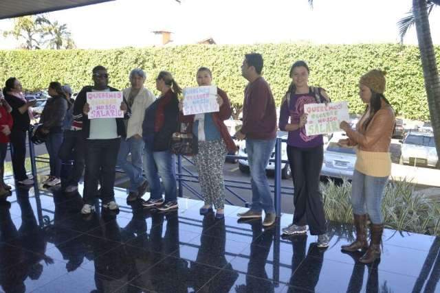 Sem receber sal&aacute;rios, funcion&aacute;rios protestam em frente &agrave; C&acirc;mara