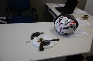 Armas usadas no tiroteio e capacete de uma das vítimas. (Foto: Pedro Peralta)