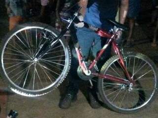 Bicicleta que foi atingida por veículo não identificado no Jardim Água Boa. (Foto: O Vigilante)