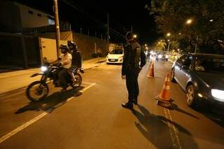 O foco dos policiais foi abordar motos, veículos que são geralmente usados em crimes. (Foto: Marcelo Victor)