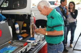 O teste que indica se há alguma irregularidade no combustível pode ser feito na hora. (Foto: Fernando Antunes)