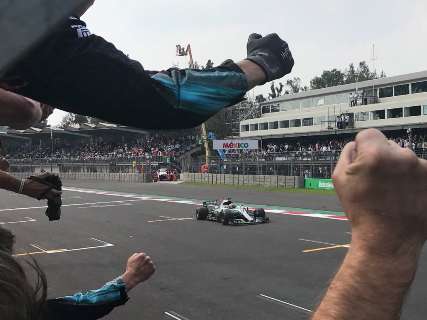 Hamilton termina em 9° lugar, mas comemora o quarto título da carreira