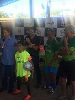 O prefeito Marquinhos Trad brinca com Copeu e Gonçalves no evento de lançamento da escolinha (Foto: Bruno Nóbrega)