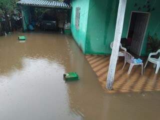 Casa alagada pela água da chuva em Aquidauana (Foto: Corpo de Bombeiros)