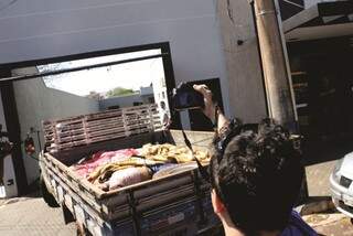 Corpos de criminosos foram transportados em caminhonete (Foto: Dourados News)