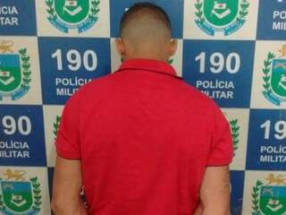 Homem de 30 anos preso em Batalhão da PM (Foto: Assessoria/ PM)