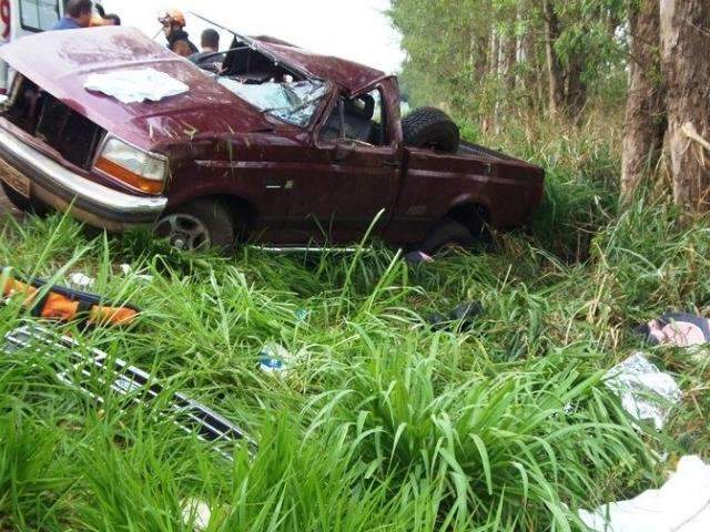 Uma pessoa morre e duas ficam feridas em capotamento na MS-473