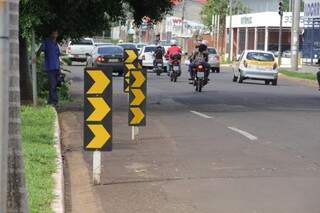 Erosão já chegou ao asfalto e placas interditam uma das faixas da avenida. (Foto: Marcos Ermínio)
