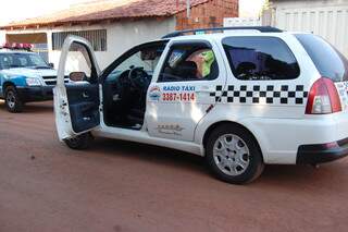 Veículo do taxista no local do crime. (Foto: João Garrigó)
