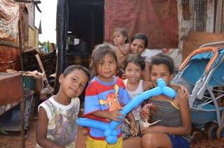 Na favela, quem chega com uma câmera na mão vira atração da criançada. (Foto: Adriano Fernandes)  