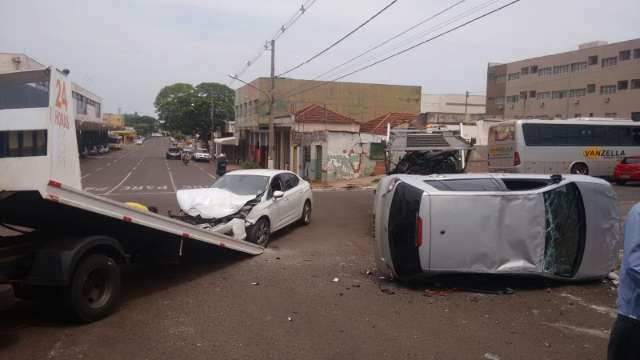 Idoso invade preferencial, capota o carro e se fere em cruzamento